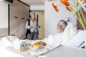 Ehrenamtliche besucht Patienten im Krankenhaus