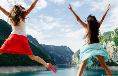 Zwei Frauen springen ins Wasser