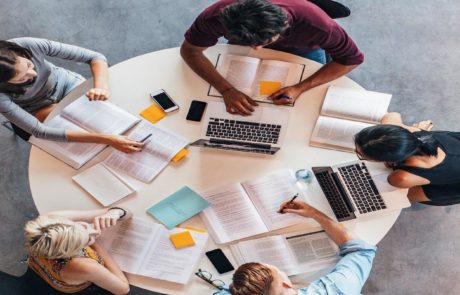 Menschen arbeiten an rundem Tisch