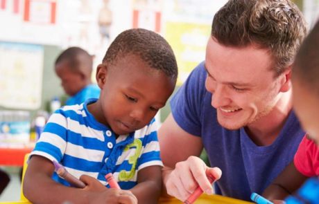 Mann malt mit Kindern