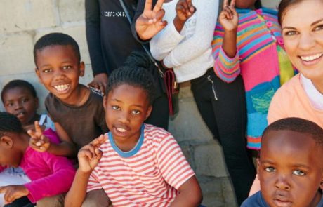 Kinder machen Peace zeichen