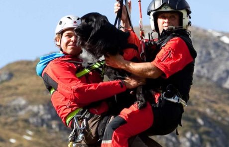 Rettungseinsatz Menschen mit Hund werden abgeseilt