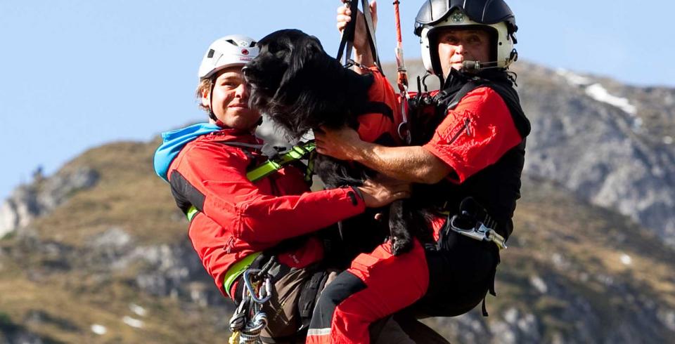 header_rettungsdienste_15 Rettungseinsatz Menschen mit Hund werden abgeseilt