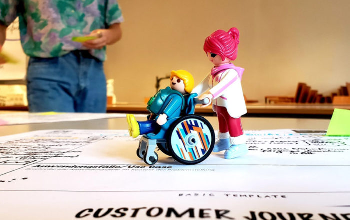Playmobil Figur schiebt Rollstuhl