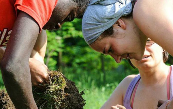 Menschen bei Gartenarbeit